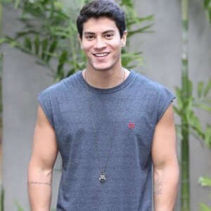 'Na foto divulgada, não é a ex-BBB Emilly que aparece sendo beijada por ele', garantiu a assessoria de Arthur Aguiar