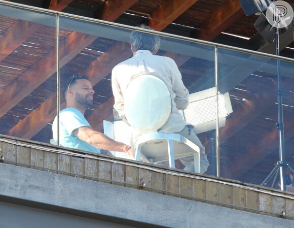 Ricky Martin na sacada do hotel Fasano, em Ipanema, no Rio de Janeiro, nesta segunda-feira, 10 de março de 2014