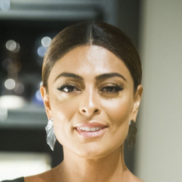 Juliana Paes explicou sobre seu método de meditação: 'Agora antes de entrar no banheiro eu sento um pouquinho, fecho o olho por dois minutos e respiro'