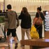 Sem Vladimir Brichta, Adriana Esteves passeou no shopping com o filho mais velho e a nora nesta quinta-feira, 4 de maio de 2017