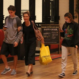 Adriana Esteves aproveitou o passeio no shopping com o filho e a nora para ir às compras