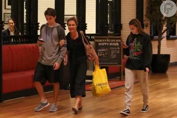 Adriana Esteves aproveitou o passeio no shopping com o filho e a nora para ir às compras