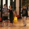 Adriana Esteves, o filho e a nora estiveram no shopping Village Mall, no Rio de Janeiro, nesta quinta-feira, 4 de maio de 2017