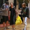 Adriana Esteves foi ao shopping com o filho, Felipe Ricca, e a nora, nesta quinta-feira, 4 de maio de 2017