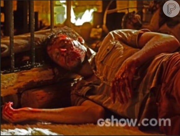 Em uma briga com Laerte (Gabriel Braga Nunes) no passado, Virgílio (Humberto Martins) tem o rosto ferido por uma espora e perde os sentidos ao bater a cabeça em um tronco, na novela 'Em Família'