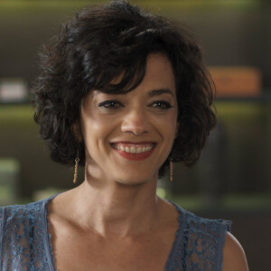 Mariane (Ana Cecilia Costa) aparece de surpresa na festa de aniversário de Zac (Nicolas Prattes), na novela 'Rock Story'
