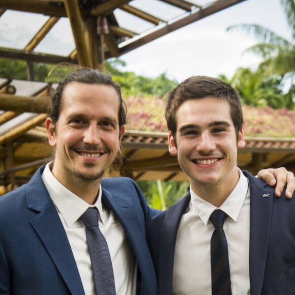 Gui (Vladimir Brichta) faz uma festa de aniversário para Zac (Nicolas Prattes), na novela 'Rock Story'