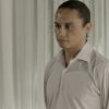 Nonato (Silvero Pereira) fica ofendido com a desconfiança do patrão e pede ajuda a Dita (Karla Karenina), na novela 'A Força do Querer'