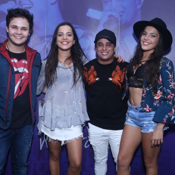 Emilly e Mayla prestigiaram a dupla Matheus & Kauan após o show no Barra Music