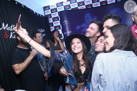 Emilly fez a tradicional selfie com a irmã, Mayla, e Rodrigo Sant'Anna