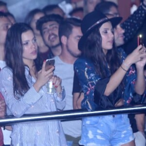 Emilly e Mayla não desgrudaram do celular durante o show de Matheus & Kauan