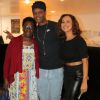 Toni Garrido foi com a mãe e a mulher, Regina Coelho, para a apresentação do Circo da China, no Metropolitan, na noite desta quinta-feira, 4 de maio de 2017
