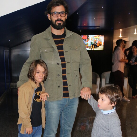 Juliano Cazarré levou os filhos, Vicente e Inácio, ao espetáculo Circo da China