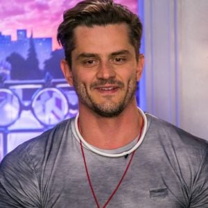 O ex-BBB Marcos anunciou que fará um leilão com os itens usados no 'BBB17'