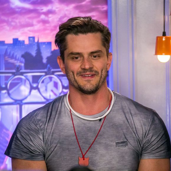 O ex-BBB Marcos anunciou que fará um leilão com os itens usados no 'BBB17'