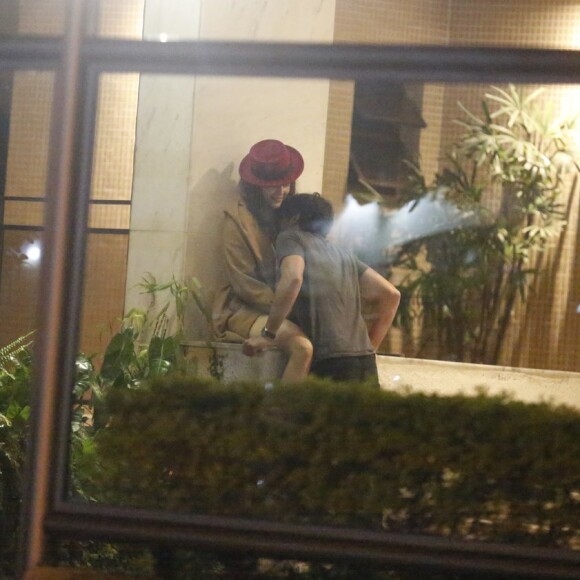 Maria Casadevall foi fotografada em clima de romance com o ator Renato Góes