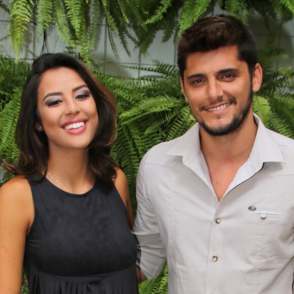 Yanna Lavigne e Bruno Gissoni se separaram no final de 2016, mas estariam morando juntos na cobertura do pai do ator