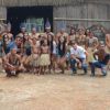 Ex-BBBs Vivian e Manoel posam com índios em Manaus