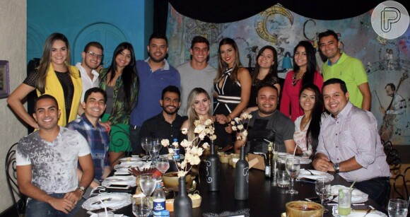 Em Manaus, ex-BBB Manoel janta com amigos de Vivian
