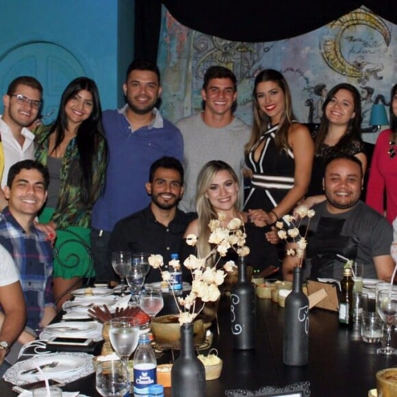 Em Manaus, ex-BBB Manoel janta com amigos de Vivian