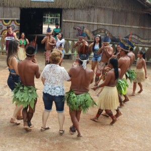 Ex-BBBs Vivian e Manoel se emocionam em ritual com índios