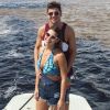 Ex-BBBs Vivian e Manoel curtem passeio de barco em Manaus
