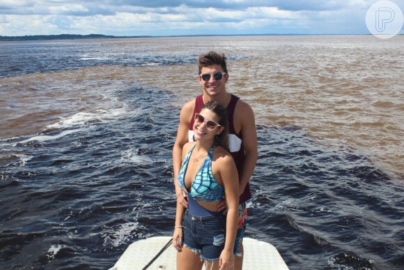 Ex-BBBs Vivian e Manoel curtem passeio de barco em Manaus