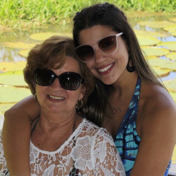 Ex-BBB Vivian posa com a mãe, Vera Lúcia, durante passeio