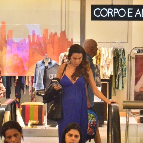 Mel Fronckowiak, grávida de Rodrigo Santoro, usa look decotado em passeio no Rio nesta sexta-feira, dia 05 de maio de 2017