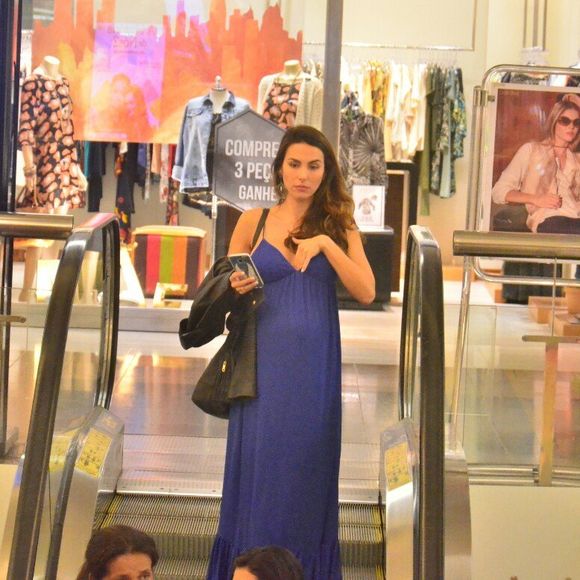 Mel Fronckowiak escolheu um vestido longo azul que não marcava as novas curvas