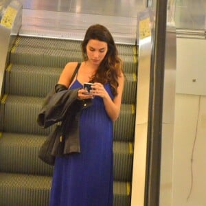 Discreta, Mel Fronckowiak, escolheu um look larguinho para o passeio no shopping