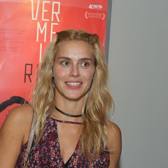 Carolina Dieckmann contou o que faz assim que chega no Brasil: 'Como pão com ovo'