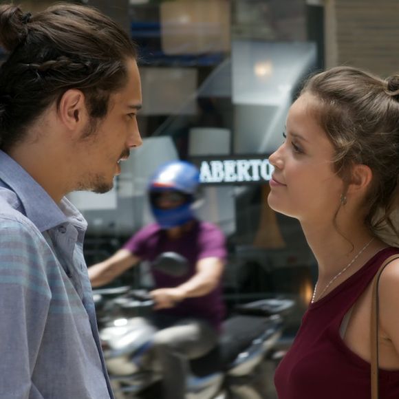 Luana (Joana Borges) toma coragem e chama Nicolau (Danilo Mesquita) para uma conversa, na novela 'Rock Story'