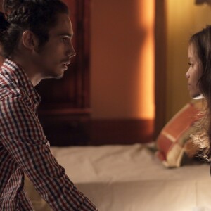 Nicolau (Danilo Mesquita) está lutando contra o câncer, com o apoio de Luana (Joana Borges), na novela 'Rock Story'