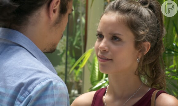 Luana (Joana Borges) pede que Nicolau (Danilo Mesquita) fale algo depois de saber da gravidez, na novela 'Rock Story'
