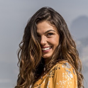 Ritinha (Isis Valverde) entra em trabalho de parto dentro de um táxi, durante uma operação policial comandada por Jeiza (Paolla Oliveira), na novela 'A Força do Querer'