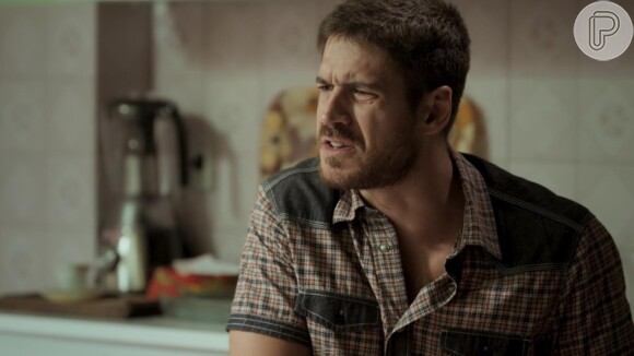 Jeiza (Paolla Oliveira) conta a Zeca (Marco Pigossi) sobre o convite de Ritinha (Isis Valverde) para ser madrinha de seu filho e ele fica furioso, na novela 'A Força do Querer'