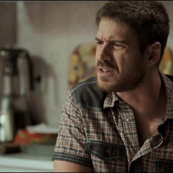 Jeiza (Paolla Oliveira) conta a Zeca (Marco Pigossi) sobre o convite de Ritinha (Isis Valverde) para ser madrinha de seu filho e ele fica furioso, na novela 'A Força do Querer'