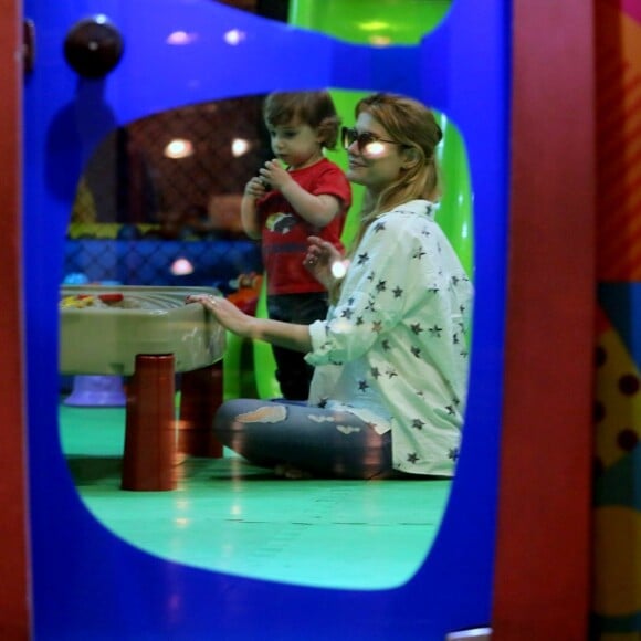 Alinne Moraes foi flagrada brincando com Pedro no parquinho de um shopping do Rio de Janeiro