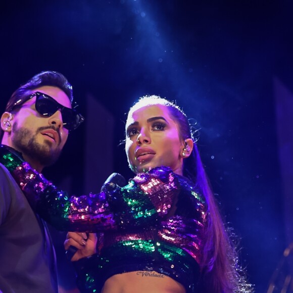 Anitta se apresentou com Maluma e dupla trocou selinho