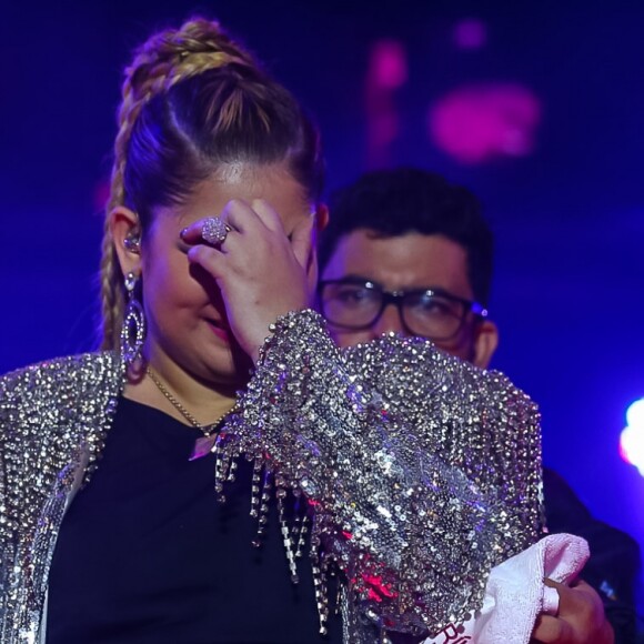 Marília Mendonça não conteve as lágrimas e recebeu a ajuda de um membro da sua equipe