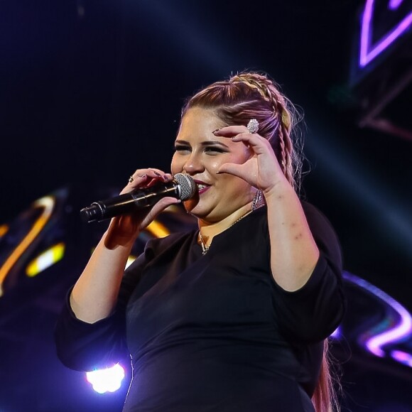 Marília Mendonça deixou a dieta para trás ao fazer turnê na Europa