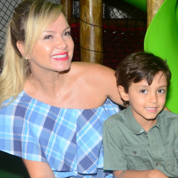 Eliana afirmou que procura estar mais parto do filho, Arthur, de 5 anos: 'Queria que você (se dirigindo ao menino) entendesse que sua irmãzinha, que chegará em setembro, não vai tirar o seu lugar'