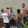 David Beckham aproveitou para visitar a comunidade do Vidigal, no Rio. Ele tirou fotos com fãs e pegou um bebê no colo