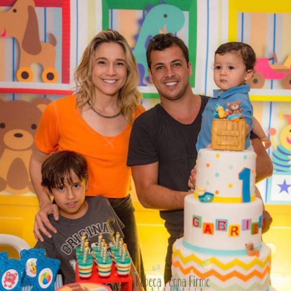 Fernanda Gentil posa com o ex-marido e o filho, em 7 de maio de 2017