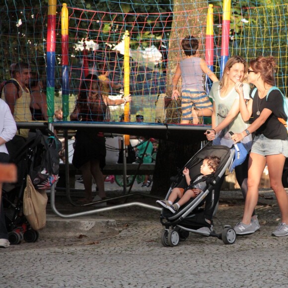 Fernanda Gentil foi flagrada passeando com a namorada, Priscila Montadon
