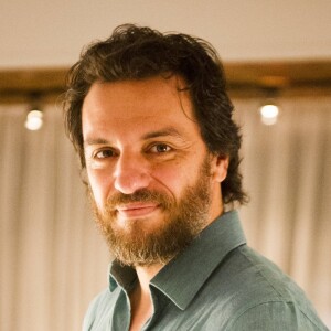 Caio (Rodrigo Lombardi) acaba contratando Mira (Maria Clara Spinelli), amiga de Irene (Débora Falabella), como sua secretária, na novela 'A Força do Querer'