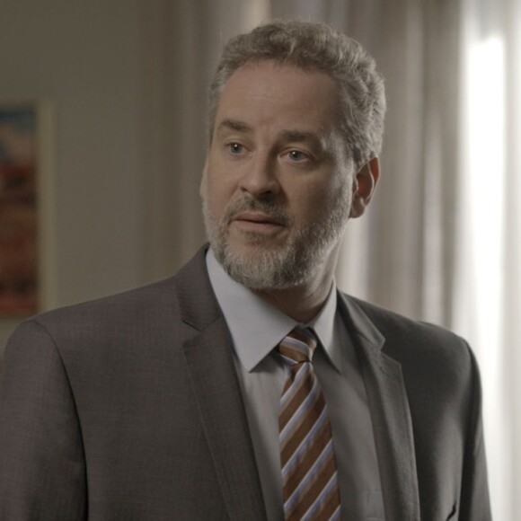 Eugênio (Dan Stulbach) é alvo do desejo de Irene (Débora Falabella), na novela 'A Força do Querer'