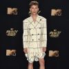 Tommy Dorfman, de '13 Reasons Why', investiu em um conjunto Vivienne Westwood com botas de salto no MTV Movie and TV Awards, que aconteceu em Los Angeles, Estados Unidos, na noite deste domingo, 7 de maio de 2017
