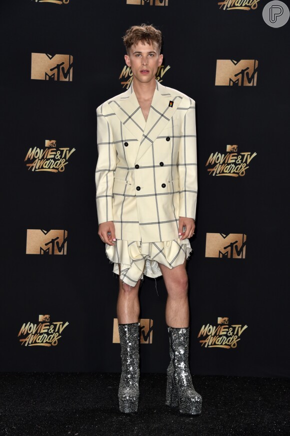 Tommy Dorfman, de '13 Reasons Why', investiu em um conjunto Vivienne Westwood com botas de salto no MTV Movie and TV Awards, que aconteceu em Los Angeles, Estados Unidos, na noite deste domingo, 7 de maio de 2017